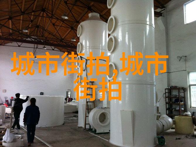 探秘透明服装时装周后台妆容如同水晶般纯净的面部艺术与浓郁果实红唇的对比犹如精致绘画中的高光点完美诠释