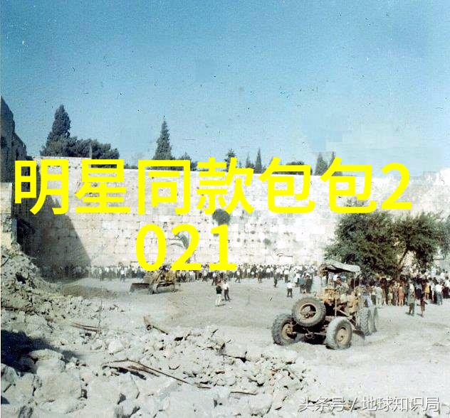 假日精致造型小心翼翼地打理每一缕头发