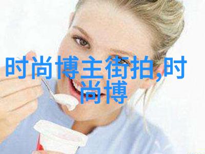 在暴君的掌控下笼中雀儿宁静地摇曳着它那五彩斑斓的羽毛它们仿佛在歌唱着一首不为人知的悲剧交响曲