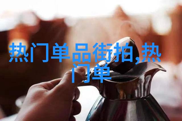 双肩包女背影中的都市流浪者