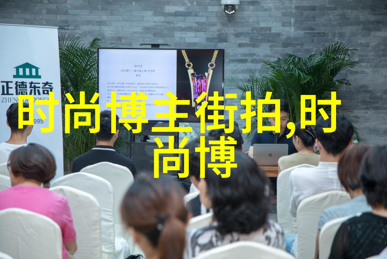 男装打扮的她