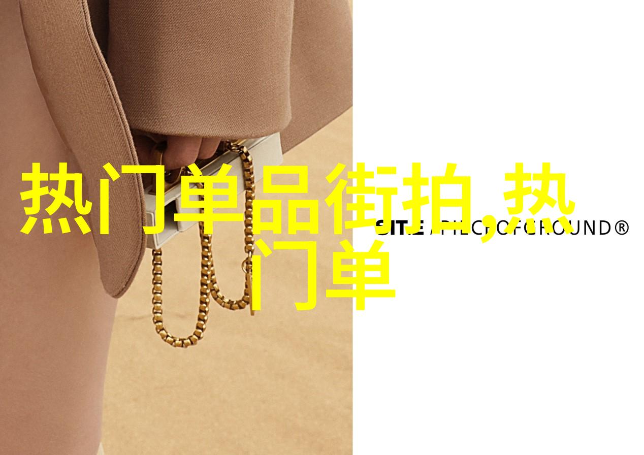 李一桐在米兰时装周的街拍风采如同春夏季节里的花朵透着淡雅与俏丽风衣和衬衫搭配上口罩的遮面犹如艺术家精
