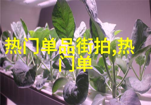 夏日甜蜜草莓尝一口的温馨瞬间