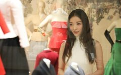 倪妮格兰维尔时尚街拍 表情搞怪俏皮