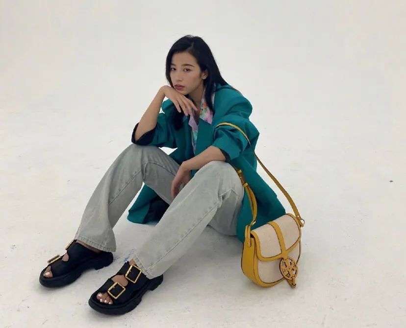 热门单品街拍_街拍单筒袜美女_热门微单相机大全/