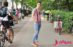 背带裤热风席卷 演绎各式街头型男