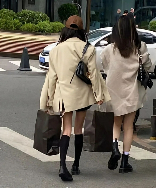 欧美明星街拍海报图_欧美ins街拍博主_花粉网欧美明星街拍
