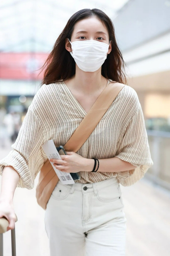 欧美ins街拍博主_花粉网欧美明星街拍_欧美明星街拍海报图