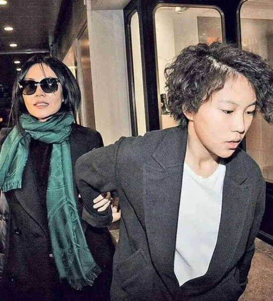 欧美ins街拍博主_花粉网欧美明星街拍_欧美明星街拍海报图