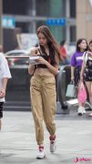 街拍图一宝妈潮水时尚末了一位穿搭