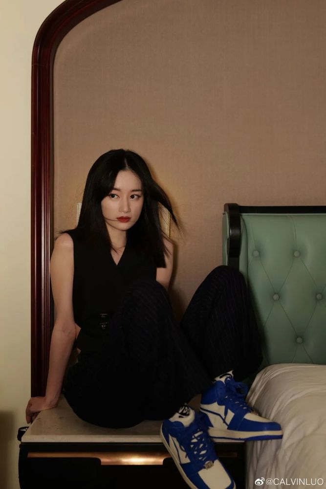 街拍牛仔裤美女穿搭2018夏_周迅街拍穿搭图片裙子_明星穿搭街拍