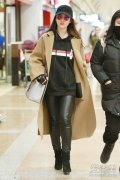 女星最新机场街拍 刘亦菲穿风衣攻气