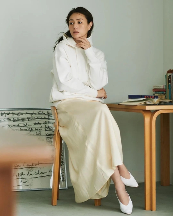 热门单品街拍_热门单职业传奇_单肩斜跨女包女星街拍