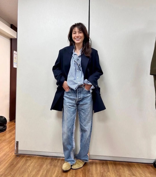 热门单品街拍_热门单职业传奇_单肩斜跨女包女星街拍