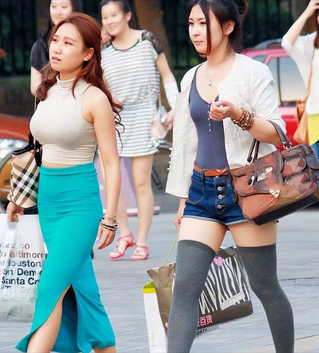 时尚街拍，漂亮的包臀裙小姐姐，身姿曼妙迷人，绽放青春魅力