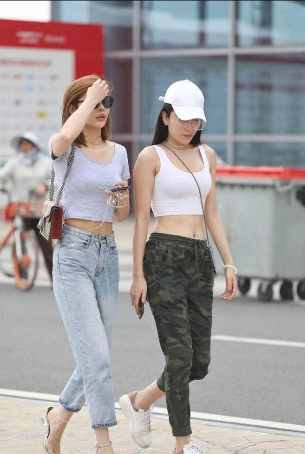时尚街拍，漂亮的包臀裙小姐姐，身姿曼妙迷人，绽放青春魅力