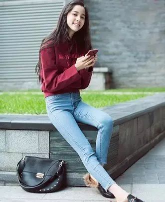 街拍明星秋季穿搭图片_街拍明星_街拍明星粉色毛衣搭配图片