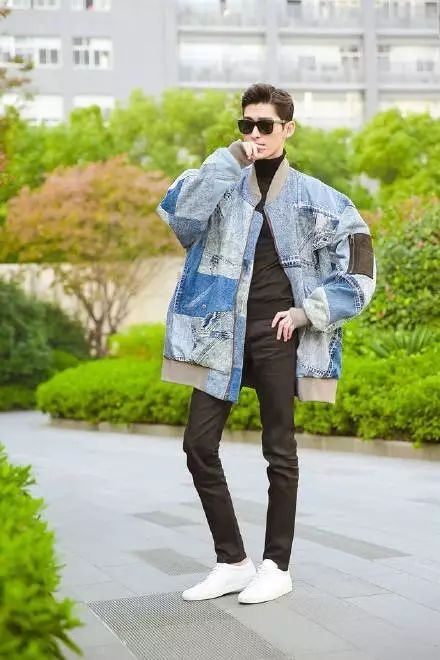 街拍明星_街拍明星粉色毛衣搭配图片_街拍明星秋季穿搭图片