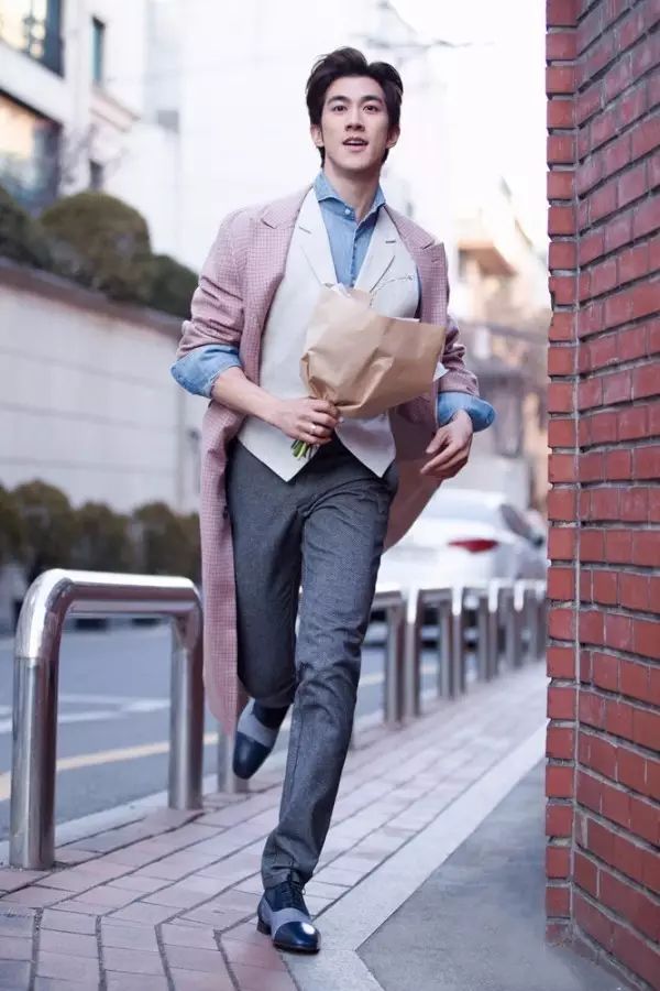 街拍明星_街拍明星秋季穿搭图片_街拍明星粉色毛衣搭配图片