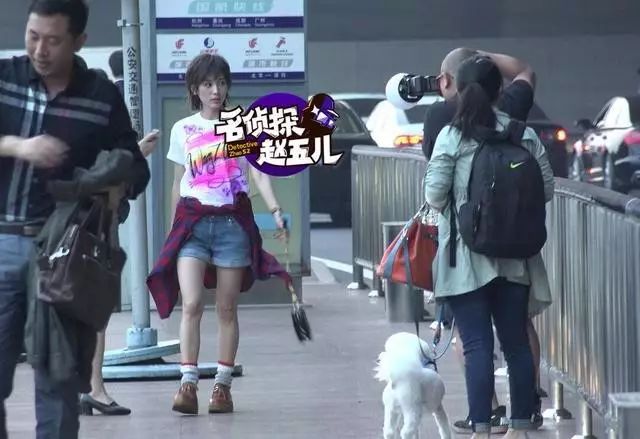 街拍明星秋季穿搭图片_街拍明星_街拍明星粉色毛衣搭配图片