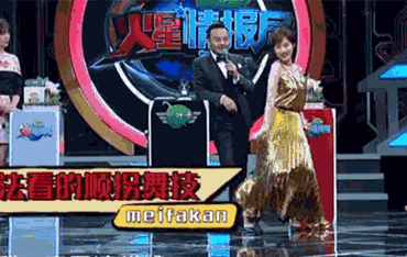 街拍明星粉色毛衣搭配图片_街拍明星秋季穿搭图片_街拍明星