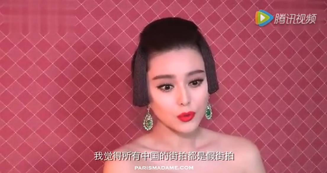 街拍明星秋季穿搭图片_街拍明星_街拍明星粉色毛衣搭配图片