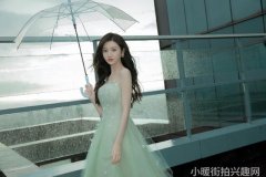景甜穿著裸背網袍花式秀美腿翩翩起