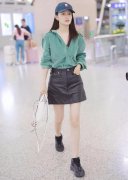 李沁的腿该上保险了吧跟涂了粉底液
