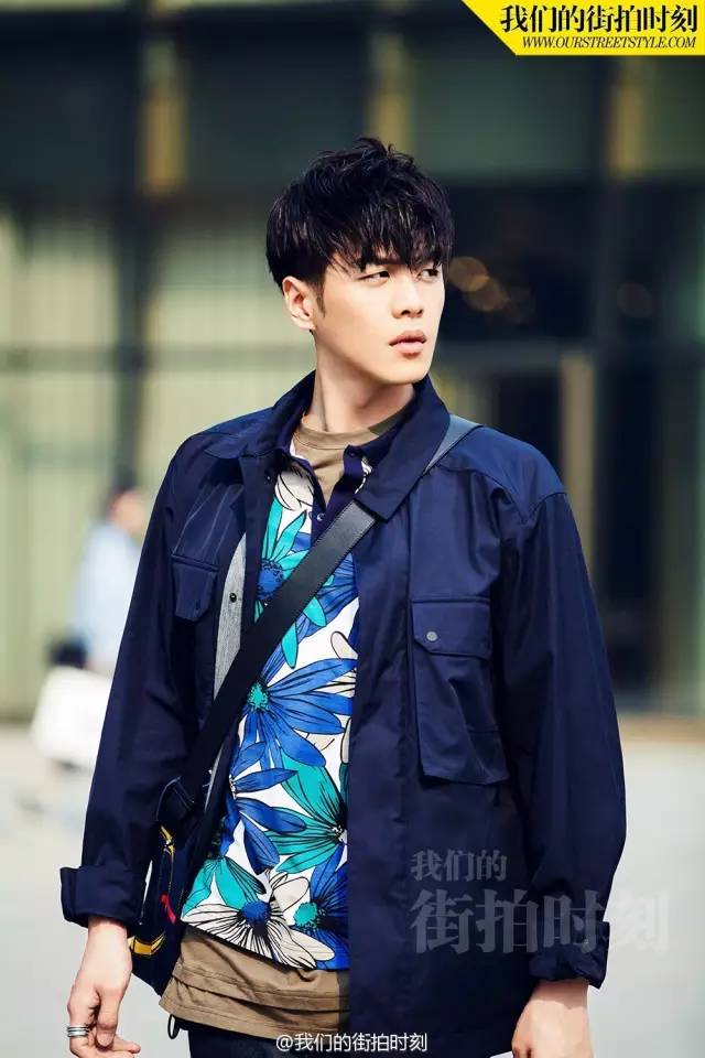 街拍牛仔裤美女穿搭2018夏_明星街拍穿搭图片_明星穿搭街拍