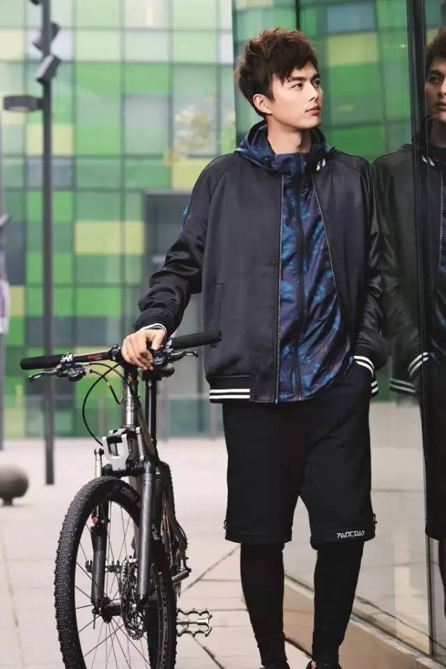 街拍牛仔裤美女穿搭2018夏_明星街拍穿搭图片_明星穿搭街拍