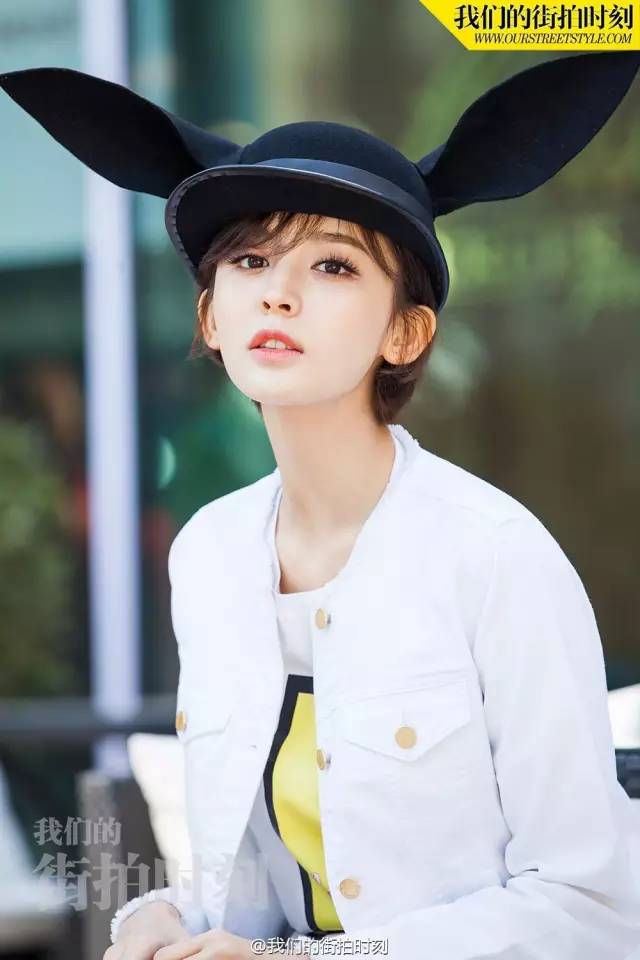 街拍牛仔裤美女穿搭2018夏_明星街拍穿搭图片_明星穿搭街拍