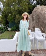 夏日女生出游穿搭示范清爽舒适休闲