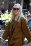 Emma Stone姜风阔腿裤马丁鞋现身剧组