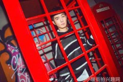 盛一伦街头曝光 电话亭里的少年俊朗
