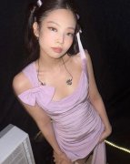 Jennie推动下的Bowcore美学风格如何演绎