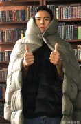冬天明星也怕冷彭于晏裹着棉被出门